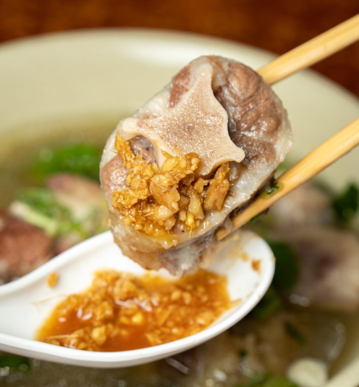 ハワイでオックステールスープを食べる際に欠かせないものといえば、生姜醤油とご飯です。醤油に浸したたっぷりの生姜は、オックステールの肉をディップしてもよし、スープにかけるもよし。ご飯はそのままお召し上がりいただくのはもちろん、お好みでスープに入れてもお楽しみいただけます。