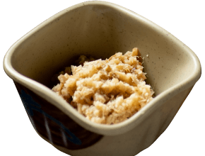ハワイでオックステールスープを食べる際に欠かせないものといえば、生姜醤油とご飯です。醤油に浸したたっぷりの生姜は、オックステールの肉をディップしてもよし、スープにかけるもよし。ご飯はそのままお召し上がりいただくのはもちろん、お好みでスープに入れてもお楽しみいただけます。