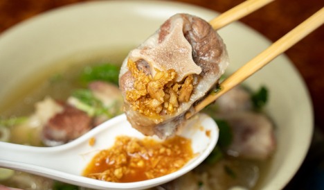 ハワイでオックステールスープを食べる際に欠かせないものといえば、生姜醤油とご飯です。醤油に浸したたっぷりの生姜は、オックステールの肉をディップしてもよし、スープにかけるもよし。ご飯はそのままお召し上がりいただくのはもちろん、お好みでスープに入れてもお楽しみいただけます。