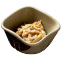 ハワイでオックステールスープを食べる際に欠かせないものといえば、生姜醤油とご飯です。醤油に浸したたっぷりの生姜は、オックステールの肉をディップしてもよし、スープにかけるもよし。ご飯はそのままお召し上がりいただくのはもちろん、お好みでスープに入れてもお楽しみいただけます。